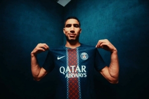 pg电子中国官网-巴黎新赛季主场球衣：午夜海军蓝色调，条纹图案致敬埃菲尔铁塔