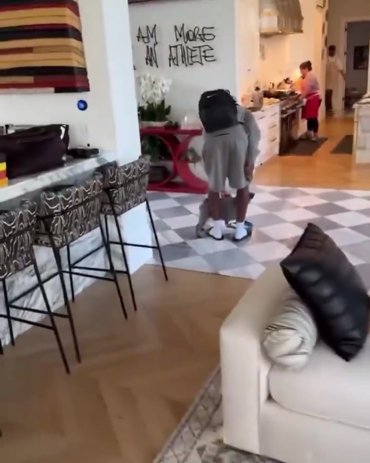 詹姆斯长子布莱斯大学归来 父亲欣慰笑容难掩喜悦