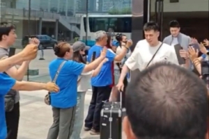 pg电子中国官网-背水一战!北京男篮今天前往杭州 球迷现场送行&鼓励球队打回北京