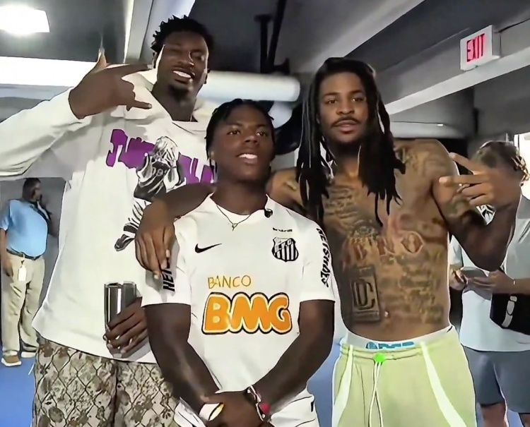 甲亢哥巧遇莫兰特与小贾伦,手持三折叠尽显球迷热情